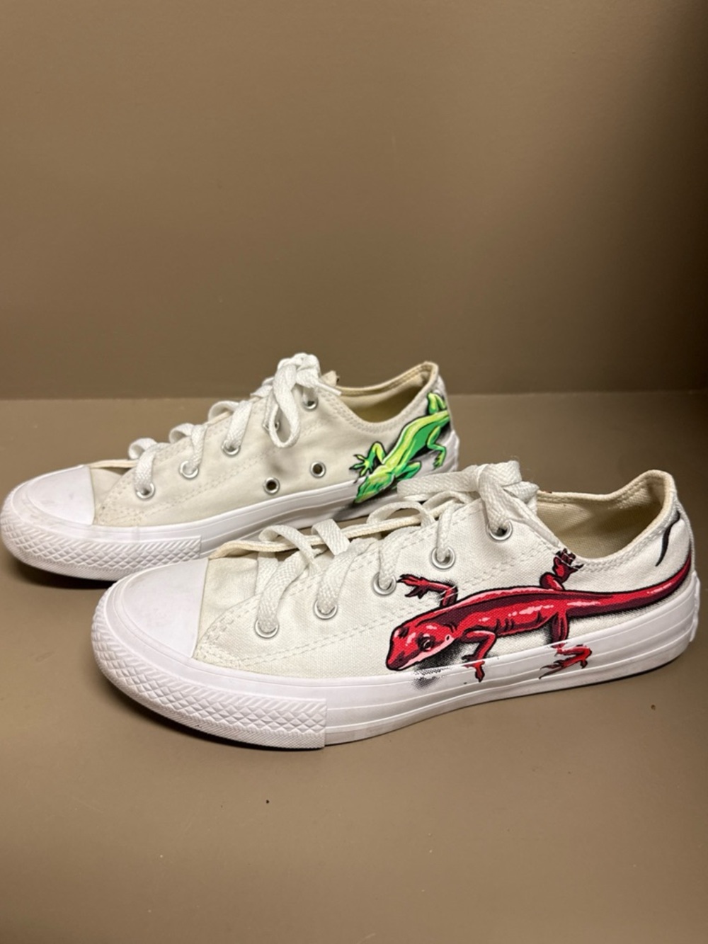 Kids Leaping Lizard Salamander Newt White Low Top Converse Size 4
